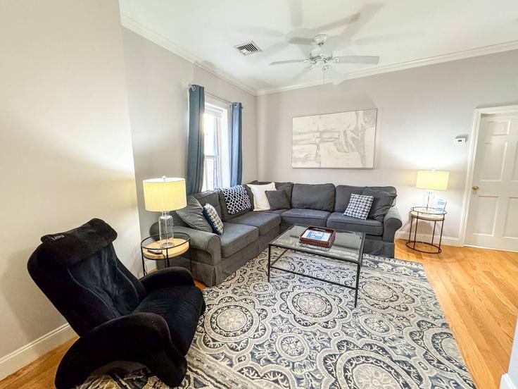 Elegante sala de estar con mobiliario moderno en un apartamento en Building Harvard Square - stars-of-boston - 1238033 - BOS en Brookline, Brookline