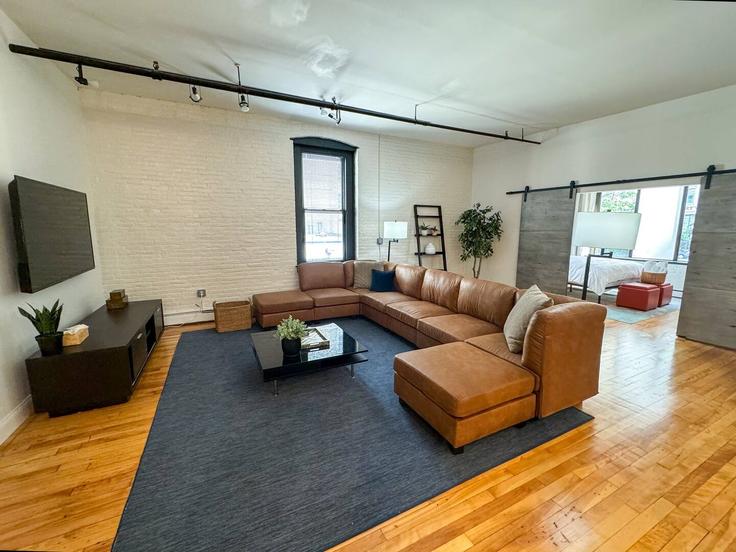 Elegante sala de estar con mobiliario moderno en un apartamento en Building Stanhope Street - stars-of-boston - 1237949 - BOS en Boston, Boston Elegante sala de estar con mobiliario moderno en un apartamento en Building Stanhope Street - stars-of-boston - 1237949 - BOS en Boston, Boston