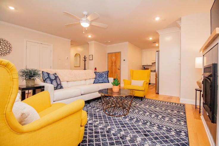 Elegant gestaltetes Wohnzimmer mit moderner Einrichtung in einer Wohnung im Building Tremont Street - stars-of-boston - 1586657 in Boston, Boston Elegant gestaltetes Wohnzimmer mit moderner Einrichtung in einer Wohnung im Building Tremont Street - stars-of-boston - 1586657 in Boston, Boston