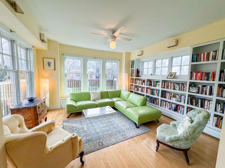 Cambridge, Cambridge 소재 Building Howland Street - stars-of-boston - 1238101 - BOS 유닛에 마련된, 현대적인 가구로 꾸며진 우아한 디자인의 거실 Cambridge, Cambridge 소재 Building Howland Street - stars-of-boston - 1238101 - BOS 유닛에 마련된, 현대적인 가구로 꾸며진 우아한 디자인의 거실