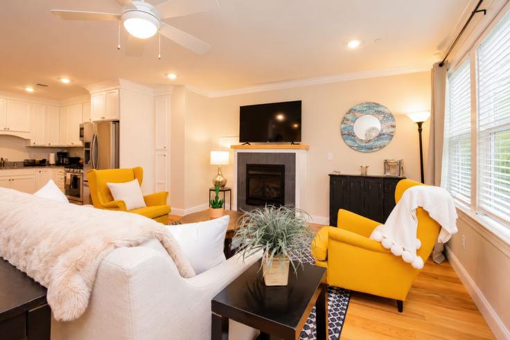 Elegant gestaltetes Wohnzimmer mit moderner Einrichtung in einer Wohnung im Building Tremont Street - stars-of-boston - 1586657 in Boston, Boston Elegant gestaltetes Wohnzimmer mit moderner Einrichtung in einer Wohnung im Building Tremont Street - stars-of-boston - 1586657 in Boston, Boston