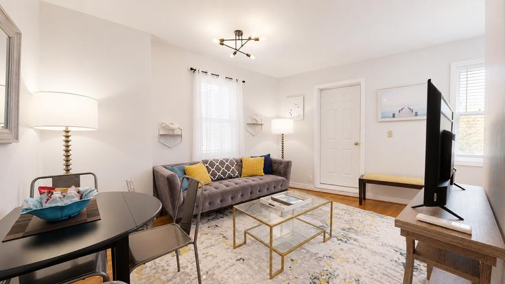 Elegant gestaltetes Wohnzimmer mit moderner Einrichtung in einer Wohnung im Building Tremont Street - stars-of-boston - 1586656 in Boston, Boston Elegant gestaltetes Wohnzimmer mit moderner Einrichtung in einer Wohnung im Building Tremont Street - stars-of-boston - 1586656 in Boston, Boston