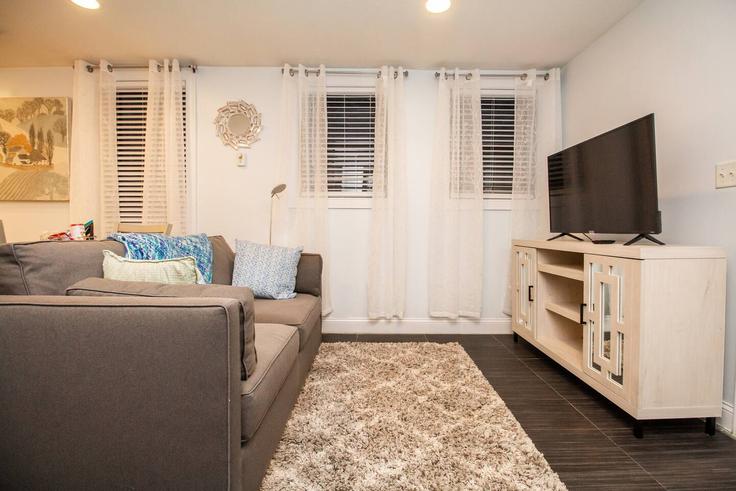 Elegant gestaltetes Wohnzimmer mit moderner Einrichtung in einer Wohnung im Building Hancock Street - stars-of-boston - 1238081 - BOS in Boston, Boston