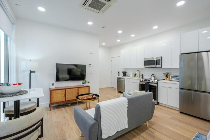 Elegante sala de estar con mobiliario moderno en un apartamento en Building Hichborn Street - stars-of-boston - 1319724 en Boston, Boston Elegante sala de estar con mobiliario moderno en un apartamento en Building Hichborn Street - stars-of-boston - 1319724 en Boston, Boston