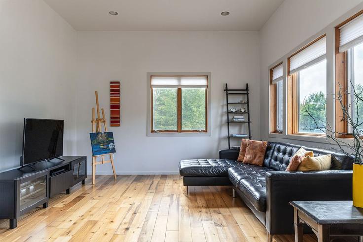 Margaretville, Margaretville에 위치한 Building Sanford Hollow Road - stay-catskills - 1492971 유닛의 세련된 인테리어가 돋보이는 거실