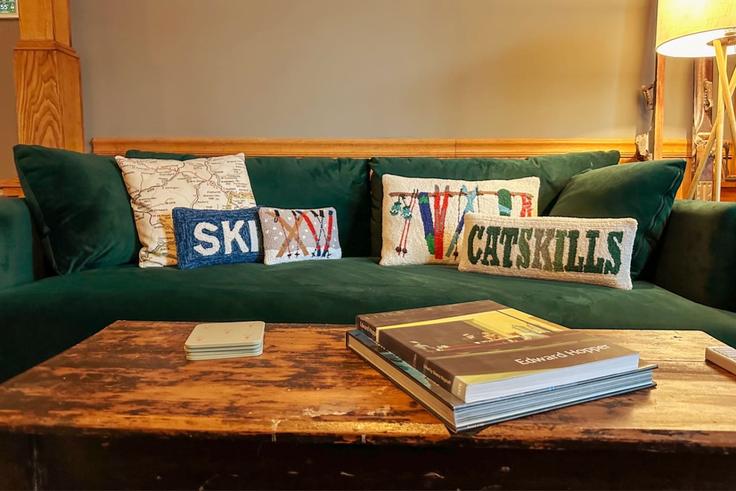 Margaretville, Margaretville에 위치한 Building Swart Street - stay-catskills - 1492976 유닛의 세련된 인테리어가 돋보이는 거실