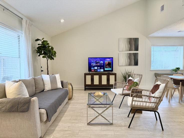 Katy KatyのBuilding Archibald Blair Lane - stay-cc-hospitality - 1607399のアパートメントにある、モダンな家具を備えたエレガントなデザインのリビングルーム