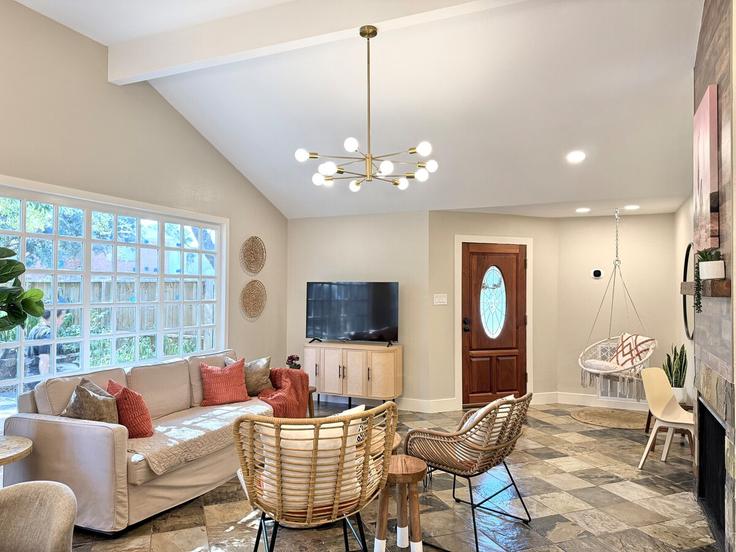 Sala de estar elegantemente projetada com móveis modernos em um apartamento no Building Linden Tree Drive - stay-cc-hospitality - 1607398 em Katy, Katy Sala de estar elegantemente projetada com móveis modernos em um apartamento no Building Linden Tree Drive - stay-cc-hospitality - 1607398 em Katy, Katy