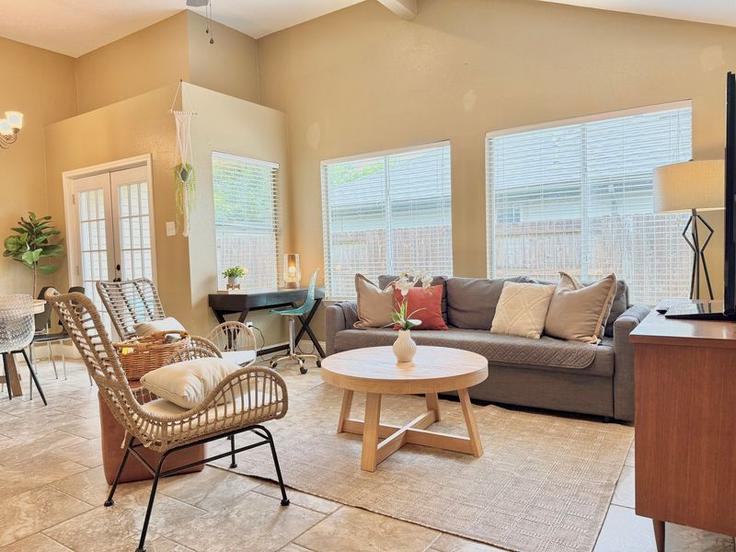 Sala de estar elegantemente projetada com móveis modernos em um apartamento no Building Blue Beech Drive - stay-cc-hospitality - 1607403 em Katy, Katy Sala de estar elegantemente projetada com móveis modernos em um apartamento no Building Blue Beech Drive - stay-cc-hospitality - 1607403 em Katy, Katy