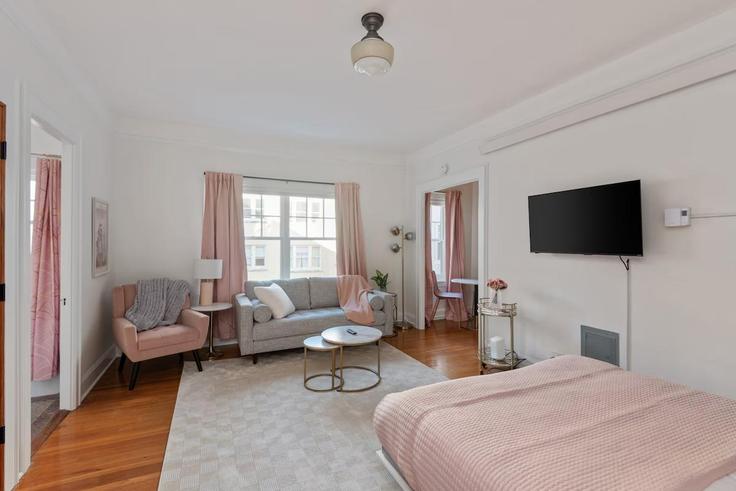 Elegant gestaltetes Wohnzimmer mit moderner Einrichtung in einer Wohnung im Building Northwest Flanders Street - stay-golden-llc-rentals - 1471540 in Portland, Portland