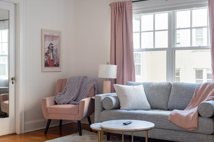 Building Northwest Flanders Street - stay-golden-llc-rentals - 1471540 adresindeki bir dairede modern mobilyalarla zarif bir şekilde tasarlanmış oturma odası Portland, Portland Building Northwest Flanders Street - stay-golden-llc-rentals - 1471540 adresindeki bir dairede modern mobilyalarla zarif bir şekilde tasarlanmış oturma odası Portland, Portland