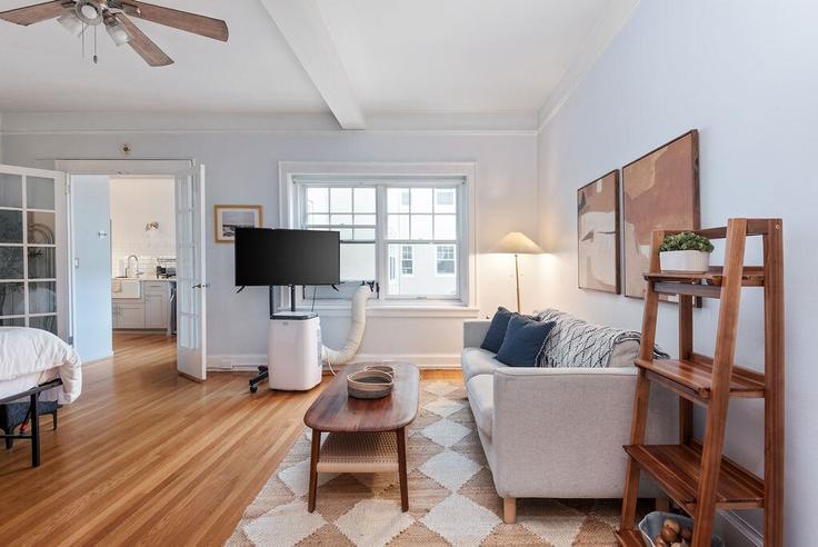 Elegant gestaltetes Wohnzimmer mit moderner Einrichtung in einer Wohnung im Building Northwest Flanders Street - stay-golden-llc-rentals - 1602566 in Portland, Portland