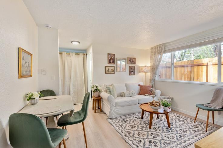 Portland PortlandのBuilding Southeast Tacoma Street - stay-golden-llc-rentals - 1471544のアパートメントにある、モダンな家具を備えたエレガントなデザインのリビングルーム Portland PortlandのBuilding Southeast Tacoma Street - stay-golden-llc-rentals - 1471544のアパートメントにある、モダンな家具を備えたエレガントなデザインのリビングルーム