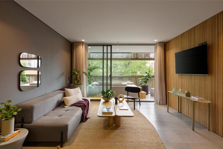 Sala de estar elegantemente projetada com móveis modernos em um apartamento no Building Carrera 35 - stay-group-1 - 1539400 em El Poblado, Medellín Sala de estar elegantemente projetada com móveis modernos em um apartamento no Building Carrera 35 - stay-group-1 - 1539400 em El Poblado, Medellín