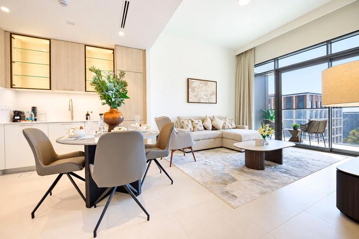 Elegante sala de estar con mobiliario moderno en un apartamento en Building EMAAR Park Building - stay-group-2 - 1644432 en Dubai Hills Estate, Dubai Elegante sala de estar con mobiliario moderno en un apartamento en Building EMAAR Park Building - stay-group-2 - 1644432 en Dubai Hills Estate, Dubai