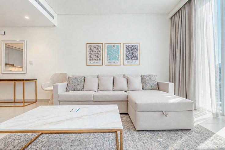 Marsa Dubai, Dubai에 위치한 Building Tariaq Bedon Esm - stay-group-2 - 1697639 유닛의 세련된 인테리어가 돋보이는 거실 Marsa Dubai, Dubai에 위치한 Building Tariaq Bedon Esm - stay-group-2 - 1697639 유닛의 세련된 인테리어가 돋보이는 거실