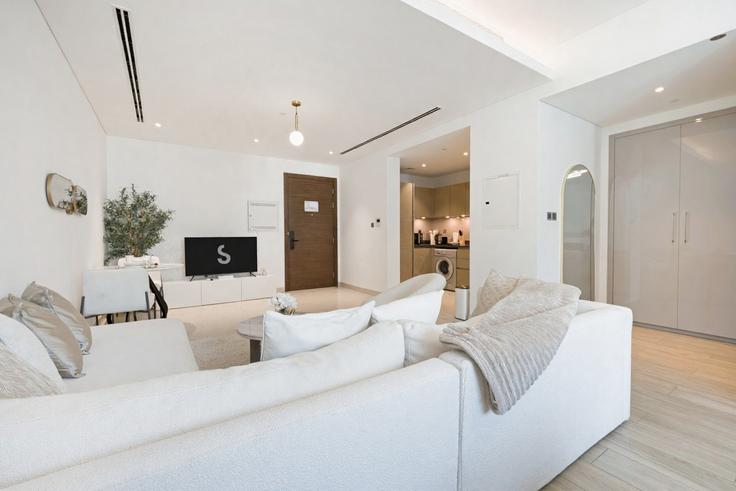 Sala de estar elegantemente projetada com móveis modernos em um apartamento no Building Unnamed Road - stay-group-2 - 1698058 em Nad Al Sheba, Dubai Sala de estar elegantemente projetada com móveis modernos em um apartamento no Building Unnamed Road - stay-group-2 - 1698058 em Nad Al Sheba, Dubai