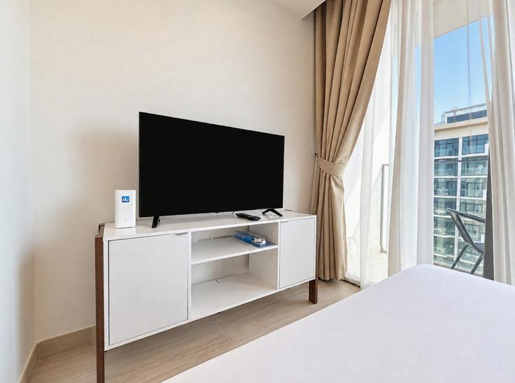 Elegante sala de estar con mobiliario moderno en un apartamento en Building Tariaq Bedon Esm - stay-group-2 - 1644425 en Nad Al Sheba, Dubai Elegante sala de estar con mobiliario moderno en un apartamento en Building Tariaq Bedon Esm - stay-group-2 - 1644425 en Nad Al Sheba, Dubai