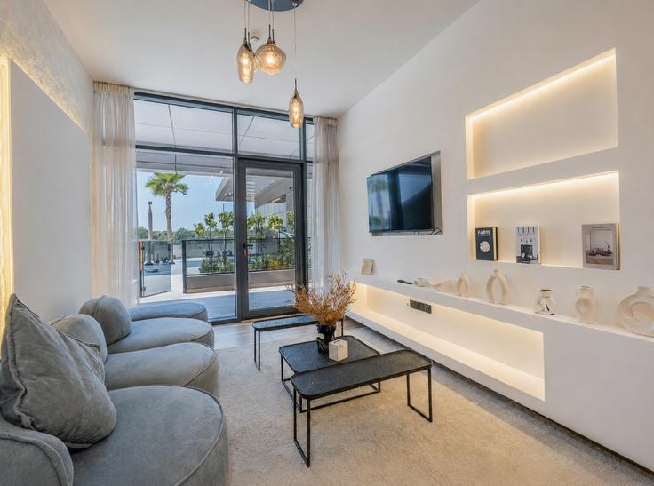 Elegante sala de estar con mobiliario moderno en un apartamento en Building Hessa Street - stay-group-2 - 1598559 en Motor City, Dubai Elegante sala de estar con mobiliario moderno en un apartamento en Building Hessa Street - stay-group-2 - 1598559 en Motor City, Dubai