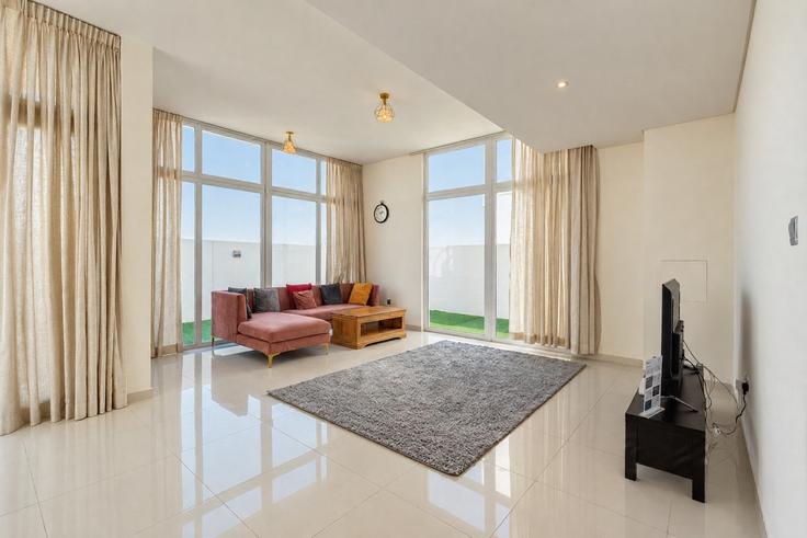 Elegant gestaltetes Wohnzimmer mit moderner Einrichtung in einer Wohnung im Building Tariaq Bedon Esm - stay-group-2 - 1698057 in Madinat Hind 4, Dubai
