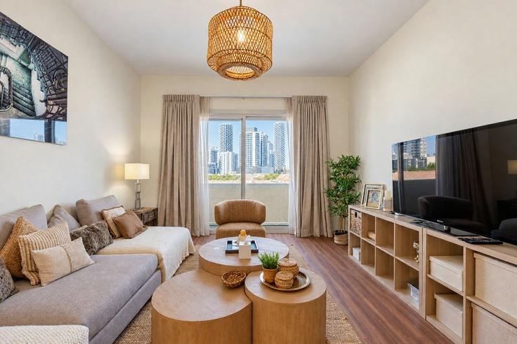 Salle de séjour élégante avec mobilier moderne dans un appartement à Building Gardenia 2 - stay-group-2 - 1697637 à Al Barsha South Fourth, Dubai Salle de séjour élégante avec mobilier moderne dans un appartement à Building Gardenia 2 - stay-group-2 - 1697637 à Al Barsha South Fourth, Dubai