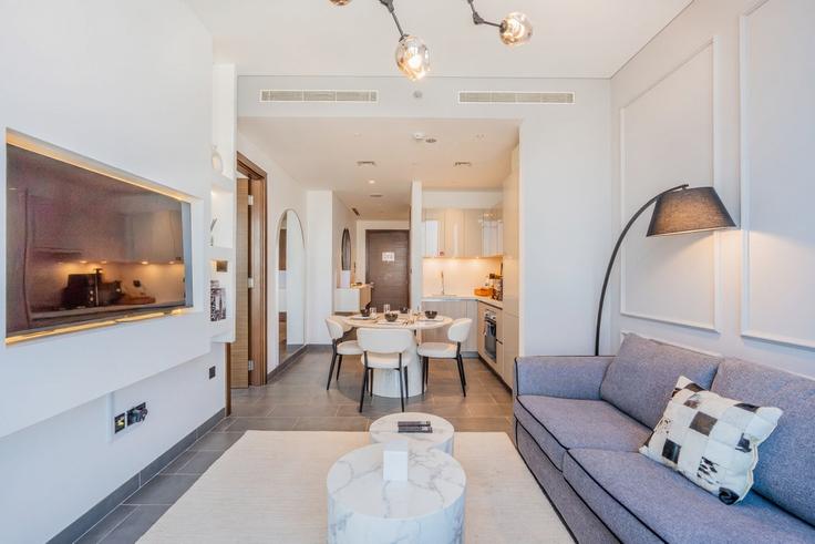 Sala de estar elegantemente projetada com móveis modernos em um apartamento no Building Tariaq Bedon Esm - stay-group-2 - 1598560 em Nad Al Sheba, Dubai Sala de estar elegantemente projetada com móveis modernos em um apartamento no Building Tariaq Bedon Esm - stay-group-2 - 1598560 em Nad Al Sheba, Dubai