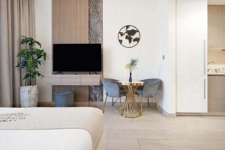 Elegant gestaltetes Wohnzimmer mit moderner Einrichtung in einer Wohnung im Building Al Meydan Road - stay-group-2 - 1629371 in Al Merkadh, Dubai