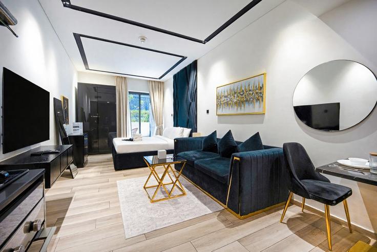 Sala de estar elegantemente projetada com móveis modernos em um apartamento no Building D12-H01 - stay-group-2 - 1644440 em Al Barsha South Fourth, Dubai Sala de estar elegantemente projetada com móveis modernos em um apartamento no Building D12-H01 - stay-group-2 - 1644440 em Al Barsha South Fourth, Dubai
