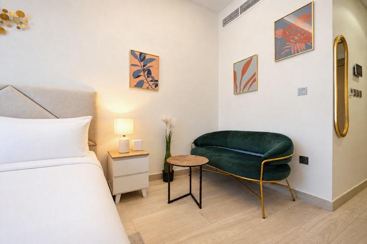 Salle de séjour élégante avec mobilier moderne dans un appartement à Building Tariaq Bedon Esm - stay-group-2 - 1644425 à Nad Al Sheba, Dubai Salle de séjour élégante avec mobilier moderne dans un appartement à Building Tariaq Bedon Esm - stay-group-2 - 1644425 à Nad Al Sheba, Dubai