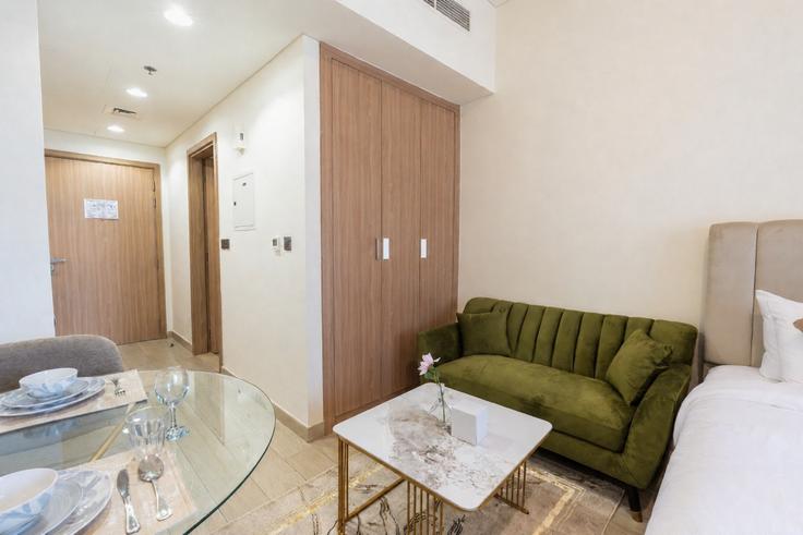 Building Tariaq Bedon Esm - stay-group-2 - 1629388 adresindeki bir dairede modern mobilyalarla zarif bir şekilde tasarlanmış oturma odası Nad Al Sheba, Dubai Building Tariaq Bedon Esm - stay-group-2 - 1629388 adresindeki bir dairede modern mobilyalarla zarif bir şekilde tasarlanmış oturma odası Nad Al Sheba, Dubai