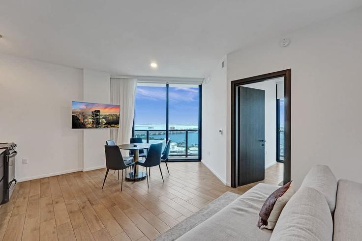 Elegant gestaltetes Wohnzimmer mit moderner Einrichtung in einer Wohnung im Building Northeast 5th Street - stay-hospitality-florida - 1503998 in Miami, Miami Elegant gestaltetes Wohnzimmer mit moderner Einrichtung in einer Wohnung im Building Northeast 5th Street - stay-hospitality-florida - 1503998 in Miami, Miami