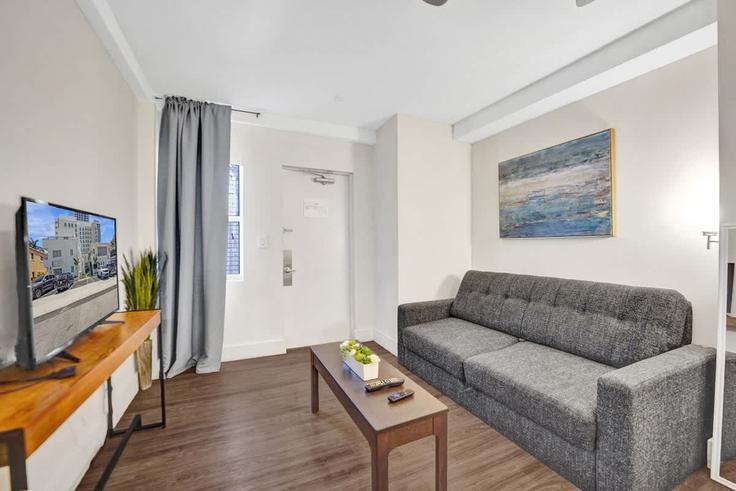 Sala de estar elegantemente projetada com móveis modernos em um apartamento no Building Seville Street - stay-hospitality-florida - 1504013 em Fort Lauderdale, Fort Lauderdale Sala de estar elegantemente projetada com móveis modernos em um apartamento no Building Seville Street - stay-hospitality-florida - 1504013 em Fort Lauderdale, Fort Lauderdale