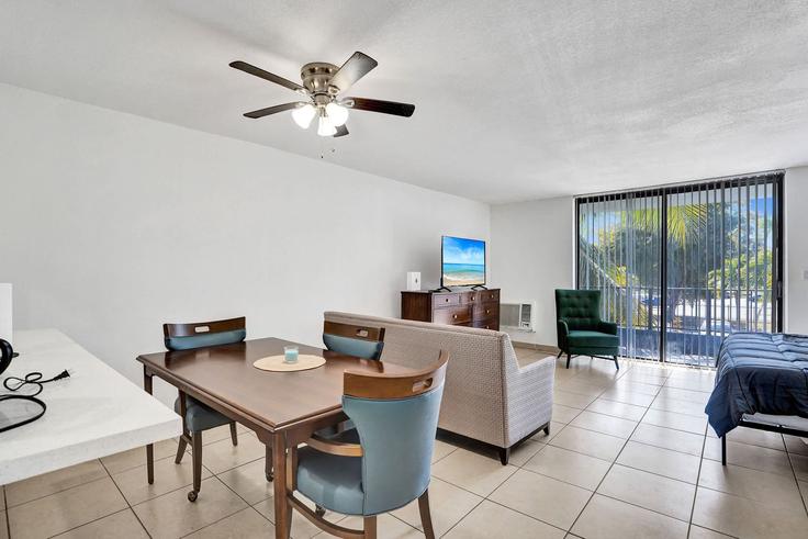 Elegant gestaltetes Wohnzimmer mit moderner Einrichtung in einer Wohnung im Building Northwest 155th Lane - stay-hospitality-florida - 1504023 in Biscayne Gardens, Biscayne Gardens