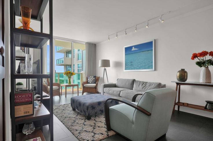 Miami MiamiのBuilding McFarlane Road - stay-hospitality-florida - 1585676のアパートメントにある、モダンな家具を備えたエレガントなデザインのリビングルーム Miami MiamiのBuilding McFarlane Road - stay-hospitality-florida - 1585676のアパートメントにある、モダンな家具を備えたエレガントなデザインのリビングルーム