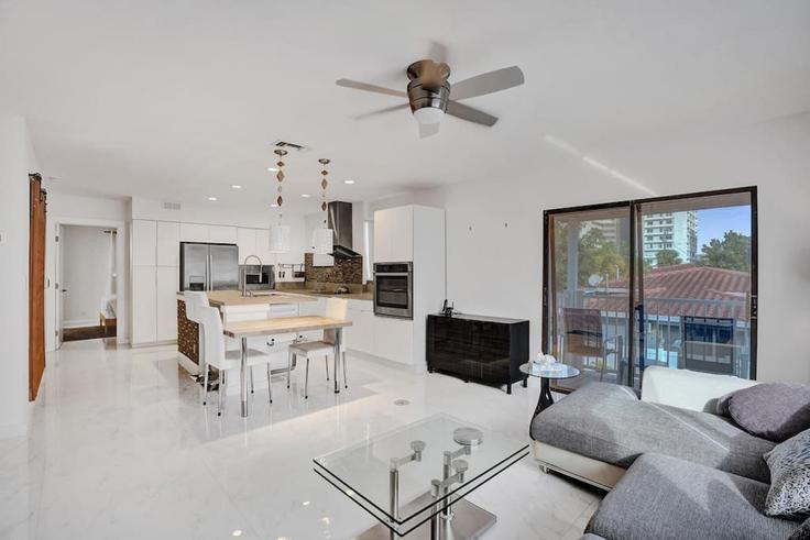 Sala de estar elegantemente projetada com móveis modernos em um apartamento no Building Northeast 7th Street - stay-hospitality - 1229008 - MIA em Pompano Beach, Pompano Beach