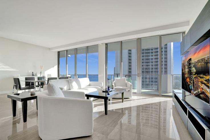 Salle de séjour élégante avec mobilier moderne dans un appartement à Building North Ocean Drive - stay-hospitality - 1228967 - MIA à Riviera Beach, Riviera Beach