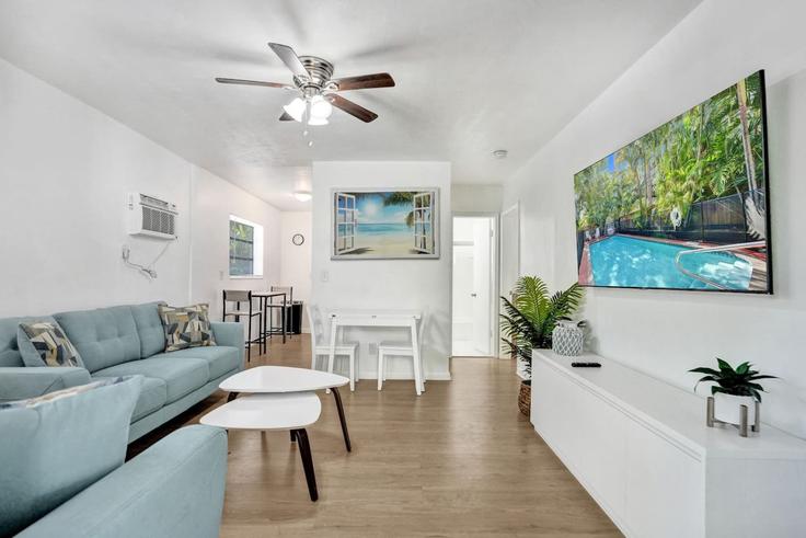 Elegant gestaltetes Wohnzimmer mit moderner Einrichtung in einer Wohnung im Building Southwest 13th Avenue - stay-hospitality - 1228963 - MIA in Fort Lauderdale, Fort Lauderdale