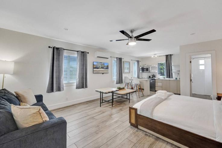 Fort Lauderdale Fort LauderdaleのBuilding Seville Street - stay-hospitality - 1228972 - MIAのアパートメントにある、モダンな家具を備えたエレガントなデザインのリビングルーム Fort Lauderdale Fort LauderdaleのBuilding Seville Street - stay-hospitality - 1228972 - MIAのアパートメントにある、モダンな家具を備えたエレガントなデザインのリビングルーム