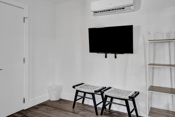 Sala de estar elegantemente projetada com móveis modernos em um apartamento no Building Seville Street - stay-hospitality - 1228979 - MIA em Fort Lauderdale, Fort Lauderdale