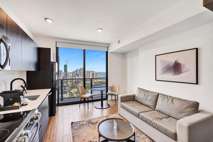 Salle de séjour élégante avec mobilier moderne dans un appartement à Building Northeast 5th Street - stay-hospitality - 1243553 - MIA à Miami, Miami