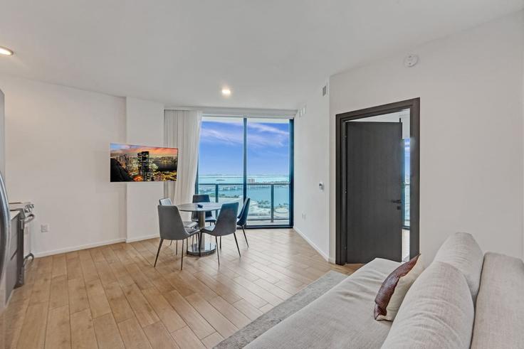 Elegante sala de estar con mobiliario moderno en un apartamento en Building Northeast 5th Street - stay-hospitality - 1257032 - MIA en Miami, Miami Elegante sala de estar con mobiliario moderno en un apartamento en Building Northeast 5th Street - stay-hospitality - 1257032 - MIA en Miami, Miami