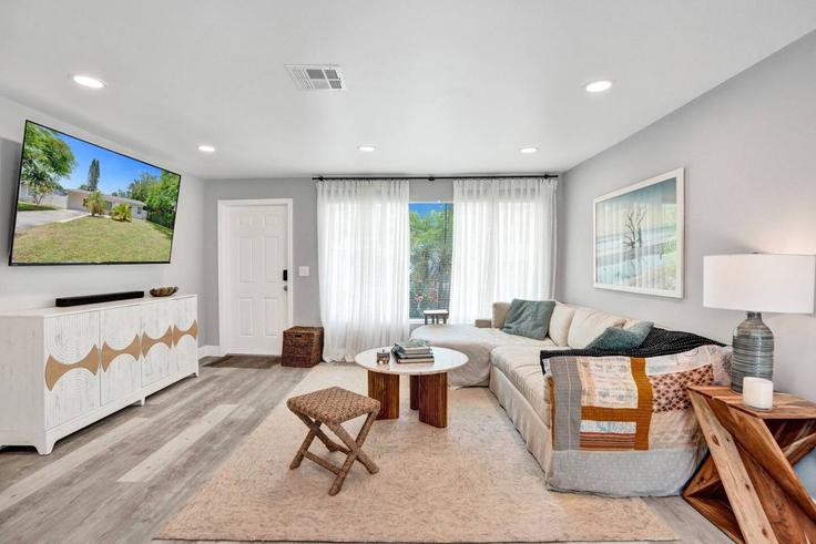 Sala de estar elegantemente projetada com móveis modernos em um apartamento no Building Northeast 30th Street - stay-hospitality - 1263552 - MIA em Pompano Beach, Pompano Beach