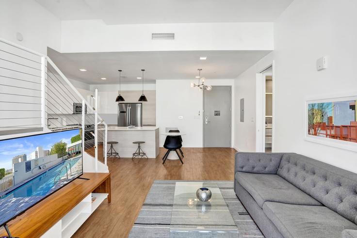 Elegante sala de estar con mobiliario moderno en un apartamento en Building 17th Street - stay-hospitality - 1333440 en Miami Beach, Miami Beach