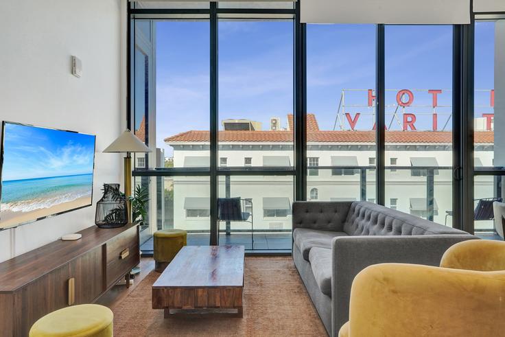 Miami Beach, Miami Beach에 위치한 Building 17th Street - stay-hospitality - 1333435 아파트의 세련된 인테리어가 돋보이는 거실