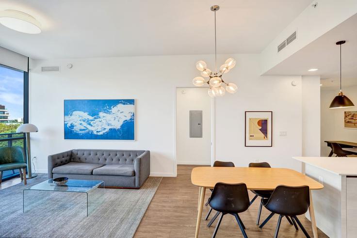 Elegante sala de estar con mobiliario moderno en un apartamento en Building 17th Street - stay-hospitality - 1333437 en Miami Beach, Miami Beach