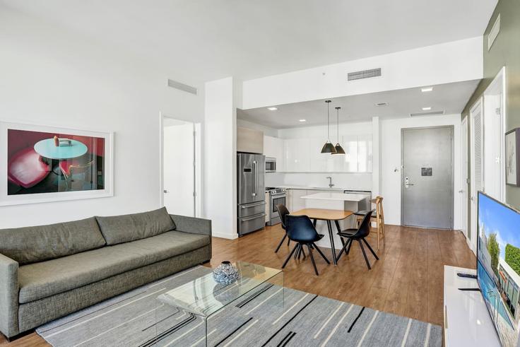 Elegante sala de estar con mobiliario moderno en un apartamento en Building Abbeyville - stay-hospitality - 1333438 en Miami Beach, Miami Beach