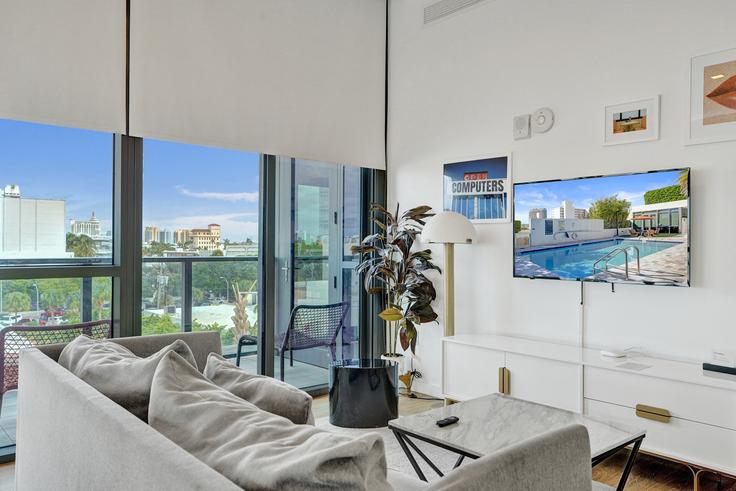 Elegante sala de estar con mobiliario moderno en un apartamento en Building Abbeyville - stay-hospitality - 1333441 en Miami Beach, Miami Beach