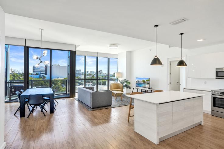 Elegante sala de estar con mobiliario moderno en un apartamento en Building Abbeyville - stay-hospitality - 1333443 en Miami Beach, Miami Beach