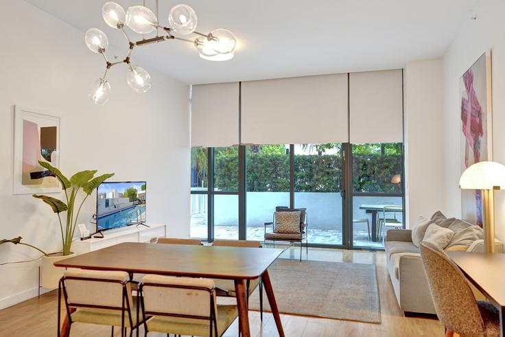 Elegante sala de estar con mobiliario moderno en un apartamento en Building Abbeyville - stay-hospitality - 1333445 en Miami Beach, Miami Beach