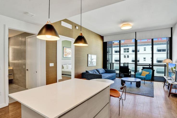 Elegante sala de estar con mobiliario moderno en un apartamento en Building 17th Street - stay-hospitality - 1335134 en Miami Beach, Miami Beach